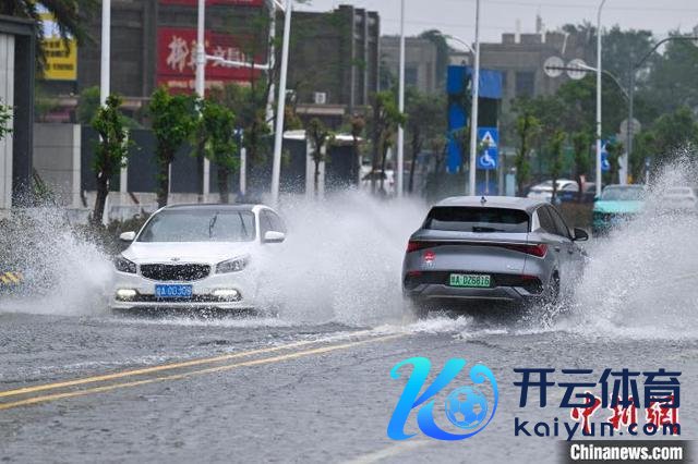 强降雨致海口街谈严重积水