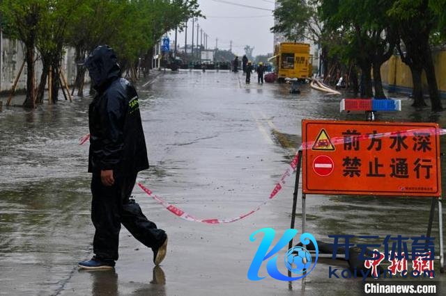 强降雨致海口街谈严重积水 多部门垂危抢排