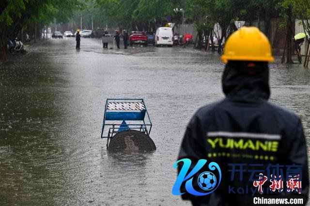 强降雨致海口街谈严重积水 多部门垂危抢排